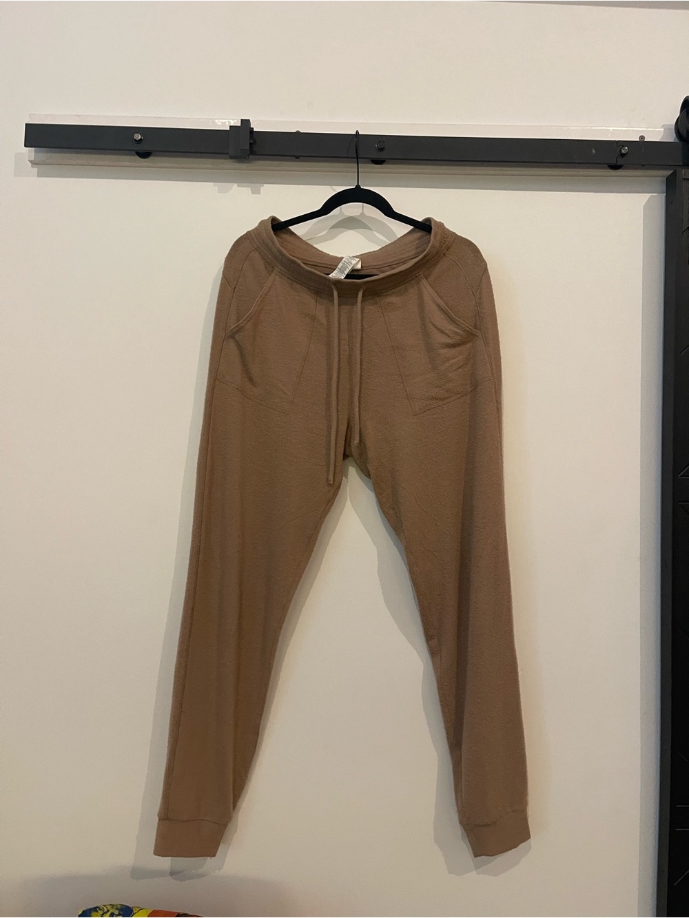 ALO Yoga Soho Joggers Toasted Almond Size: MEDIUM MSRP: $98 - Picture 3 of 9